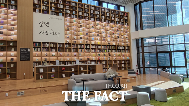 강동숲속도서관 안에 최재천의 서재 공간에서 한 구민이 책을 읽고 있다. /정소양 기자