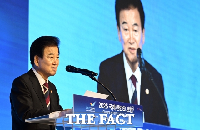 정동영 통일부 장관은 25일 북한의 고농축우라늄 보유량이 2000㎏ 정도로 추정된다며 비핵화 첫 단계로 동결보다 중단이 시급하다고 밝혔다. /임영무 기자