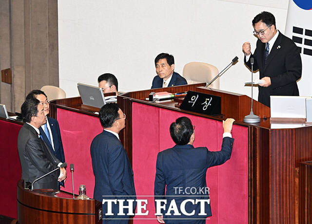 우원식 국회의장(오른쪽)이 25일 오후 서울 여의도 국회에서 열린 본회의에 참석해 민주유공자 예우에 관한 법률안에 대한 신속처리안건 지정동의의 건 무기명 투표 중 명패수보다 투표수가 많은 상황이 발생해 여야 원내대표에게 국회법을 설명하고 있다. /국회=배정한 기자