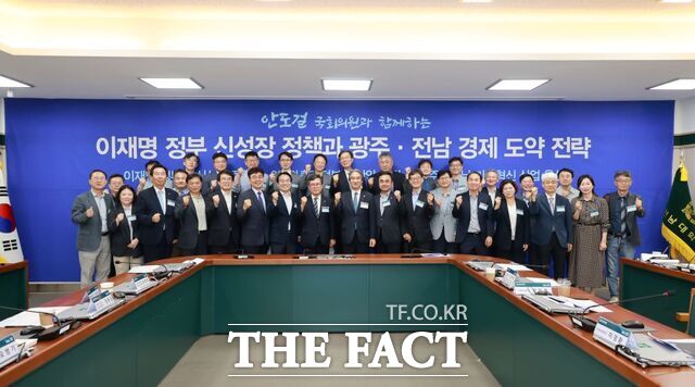 전남대학교가 19일 이재명 정부 신성장 정책과 광주·전남 경제 도약 전략 간담회를 개최하고 있다./전남대학교