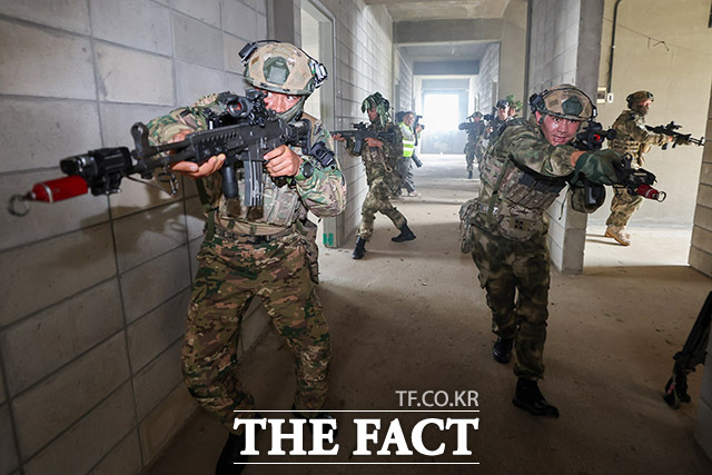 대항군과 교전하는 다국적 연합군 장병들. /사진공동취재단