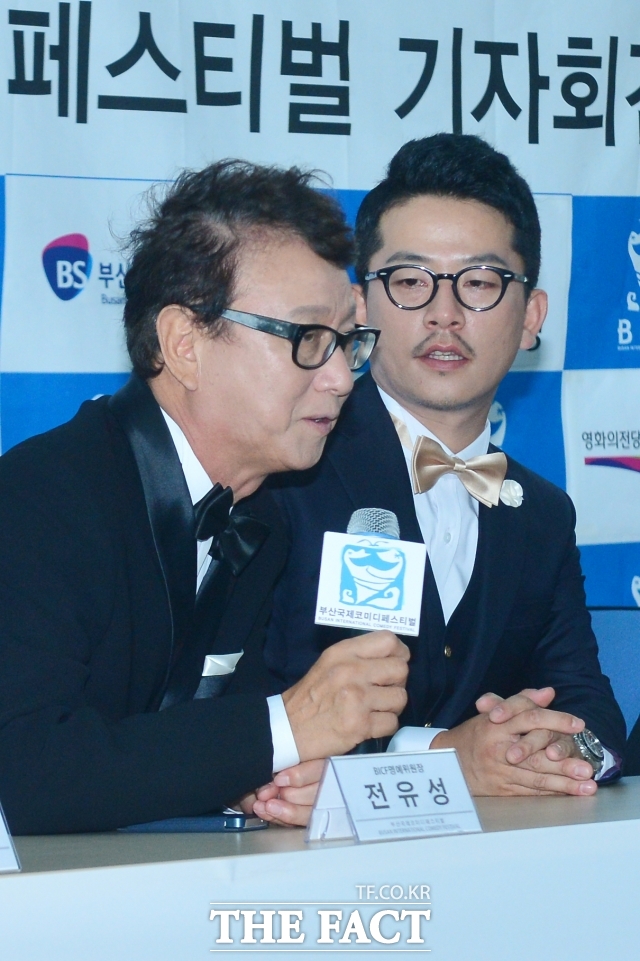 개그계의 대부로 잘 알려진 전유성이 위독한 상태로 확인됐다. 전유성은 지난 7월 초 기흉 관련 시술을 받은 바 있고, 이후 호흡 곤란 증상이 지속돼 다시 병원을 찾았다가 입원한 것으로 알려졌다. /더팩트 DB