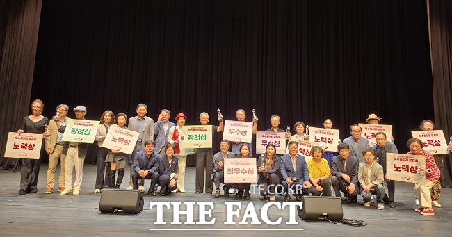 24일 2025 주민자치센터 우수동아리 발표회에서 시상식이 열리고 있다. /오산시