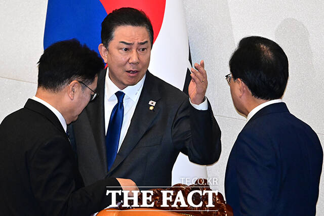 표결 처리 두고 강하게 항의하는 김병기 원내대표의 모습.