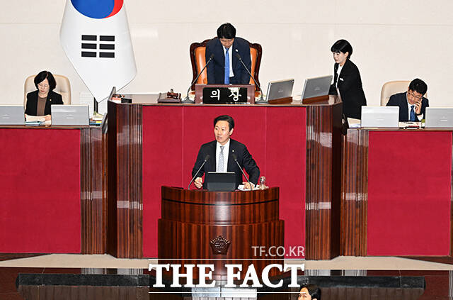 국민의힘은 민주당의 쟁점 법안 처리에 대응하기 위해 필리버스터로 맞서고 있다. 사진은 박수민 국민의힘 의원이 25일 국회 본회의장에서 정부조직법 개정안에 대한 무제한 토론을 하는 모습. /배정한 기자