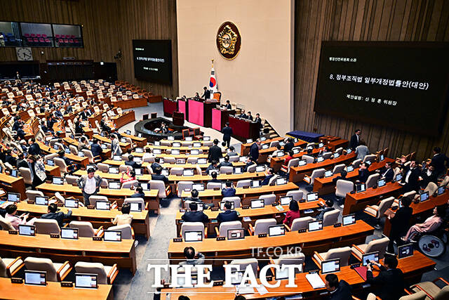 우원식 국회의장이 25일 오후 서울 여의도 국회에서 열린 본회의에 참석해 정부조직법 일부개정볍률안을 상정하고 있다. /국회=배정한 기자