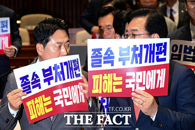 장동혁 국민의힘 대표(왼쪽)와 송언석 원내대표가 25일 오후 서울 여의도 국회에서 열린 의원총회에 참석해 대화하고 있다. /국회=남윤호 기자