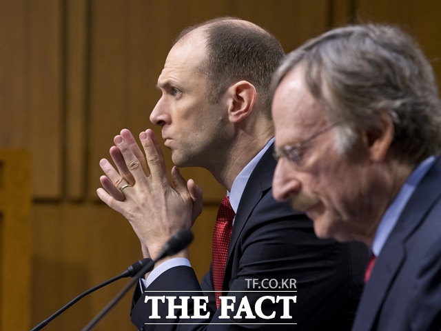 오스탄 굴스비 총재는 24일(현지시간) 공개된 영국 파이낸셜타임스(FT) 인터뷰에서 물가 상승이 곧 사라질 것이라는 전제 아래 금리 인하를 앞당기는 것은 편하지 않다고 말했다. 미국 시카고 연방준비은행 오스탄 굴스비 총재. /워싱턴=AP/뉴시스