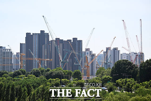 서울 집값이 또 불안조짐을 보이면서 ‘집이 부족해서 그렇다’는 주장이 또 고개를 들고 있다. 정부가 ‘지속적으로’ 주택을 공급하겠다는 메시지도 중요하지만, 집을 갖고 있으면 ‘이익’을 보는 시장을 고쳐나가야 한다./더팩트 DB