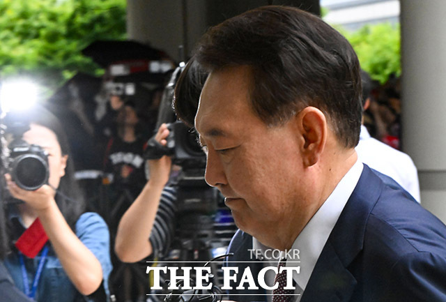 내란 사건을 수사하는 조은석 특별검사팀이 추가 기소한 윤석열 전 대통령의 첫 재판이 24일 시작된다. 윤 전 대통령이 지난 7월 서울 서초구 서울중앙지방법원에서 열린 우두머리 혐의·직권남용 권리행사 방해 혐의 사건 9차 공판에 출석하고 있다. /사진공동취재단