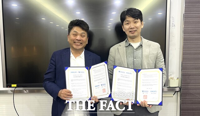 김청훈(오른쪽) 배재대 기업협업센터장과 장병훈 한국전력정보 대표이사가 전력산업 기술 개발과 지역 정주형 인재 양성을 위한 협약을 체결하고 있다. /배재대