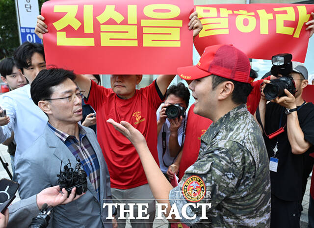 임성근 전 해병대 1사단장(왼쪽)이 7월 29일 오전 서울 서초구 순직해병 특검 사무실에 자진 출석해 입장을 밝히는 도중 해병대 예비역연대 전우들의 진실을 밝히라는 항의를 받고 있다. /이새롬 기자