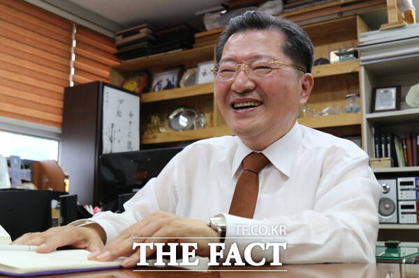 진동규 전 유성구청장이 24일 <더팩트>와 인터뷰를 진행하고 있다. /정예준 기자