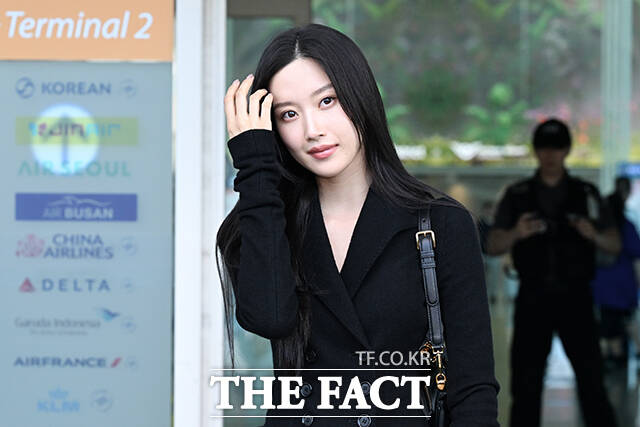 배우 문가영이 25일 오전 해외 일정 참석 차 인천 중구 인천국제공항을 통해 네덜란드 암스테르담으로 출국하고 있다. /인천국제공항=서예원 기자