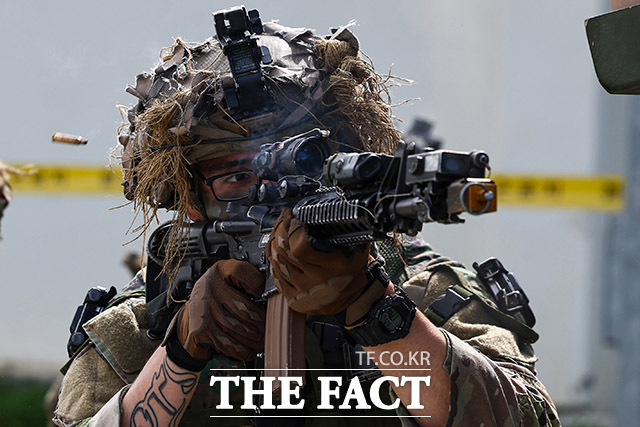 제3회 국제 과학화전투 경연대회(K-ICTC)가 25일 오후 강원도 인제군 육군 과학화훈련단 훈련장에서 열린 가운데 다국적 연합군 장병들이 경계지역 전투를 벌이고 있다. /사진공동취재단