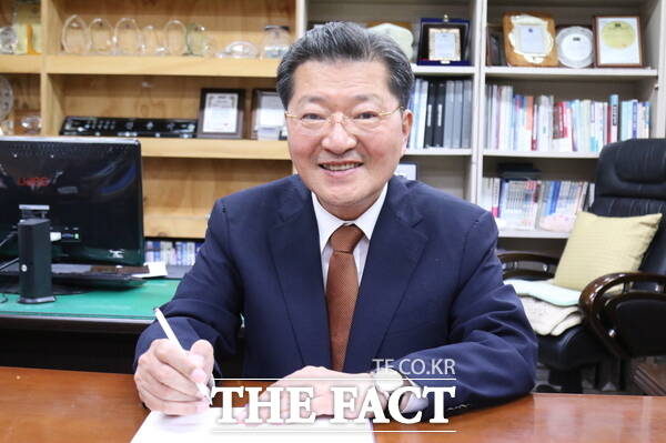 진동규 전 유성구청장이 24일 <더팩트>와 인터뷰를 진행하고 있다. /정예준 기자