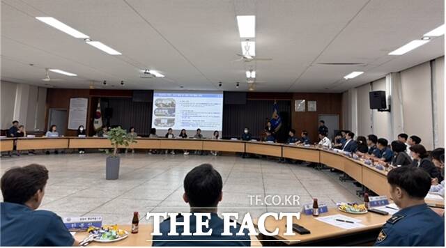 서울 성동경찰서는 전날 경찰서강당에서 관내 초등학교 등하굣길 안전 확보를 위한 학교 현장의 목소리 간담회를 열었다고 25일 밝혔다. /성동경찰서 제공