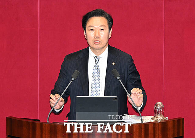 박수민 국민의힘 의원이 25일 오후 서울 여의도 국회에서 열린 본회의에 참석해 정부조직법 일부개정법률안(대안)에 대한 무제한 토론(필리버스터)을 시작하고 있다. /국회=배정한 기자