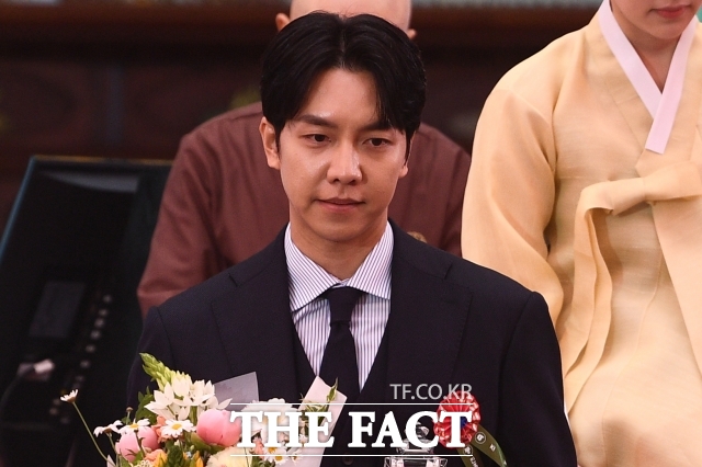 연예인 이승기가 지난 5월 오전 서울 종로구 조계사에서 열린 불기2569년 부처님오신날 봉축법요식에 참석해 조계종 총무원장 진우스님으로부터 2025 불자대상을 수상하고 있다. /더팩트DB