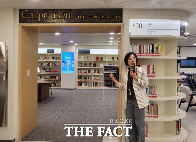이수희 강동구청장이 25일 강동중앙도서관에서 카르페 디엠 방에 대해 소개하고 있다. /정소양 기자