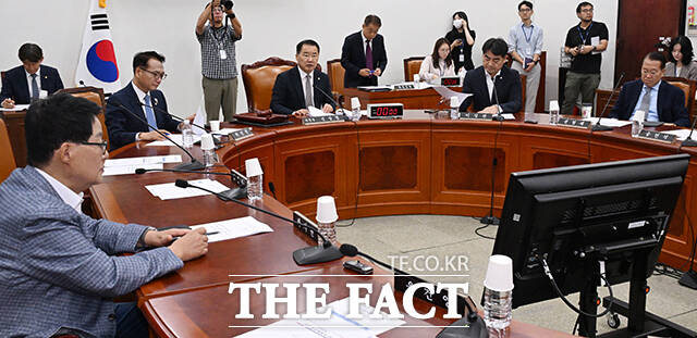 신성범 정보위원장이 25일 오전 서울 여의도 국회에서 열린 정보위원회 전체회의에 참석해 2025년도 국정감사계획서 채택의 건를 처리 하고 있다. /국회=배정한 기자