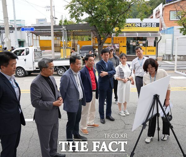 대전 중구의회 행정자치위원회가 24일 오는 26일 개최되는 효문화뿌리축제 현장을 방문해 준비 상황을 점검하고 관계자들과 소통했다. /대전 중구의회