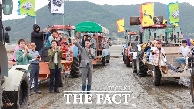 트랙터를 타고 갯벌속으로 들어가 공연을 관람할 수 있는 갯벌속으로 GO! GO!, 국제학술대회, 유적 투어, 환경 캠페인 등 다채로운 프로그램을 통해 세계유산의 특별한 가치를 만끽할 수 있다. /고창군