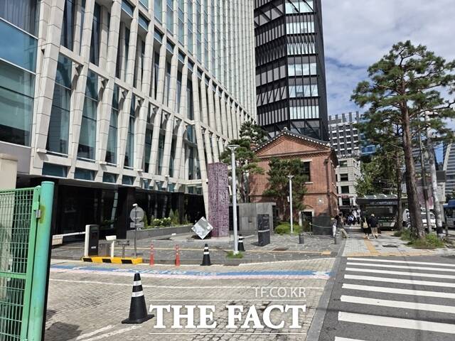 태광그룹이 코트야드 메리어트 서울 남대문 호텔 인수에 나서면서 흥국생명이 보유한 호텔 앞 2층 한옥상가에 얽힌 부동산 개발 과정이 업계의 이목을 끌고 있다. 호텔 앞 위치한 2층 한옥상가. /장혜승 기자