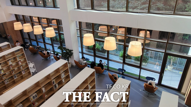 25일 강동구에 위치한 강동숲속도서관에서 시민들이 책을 읽고 있다. /정소양 기자