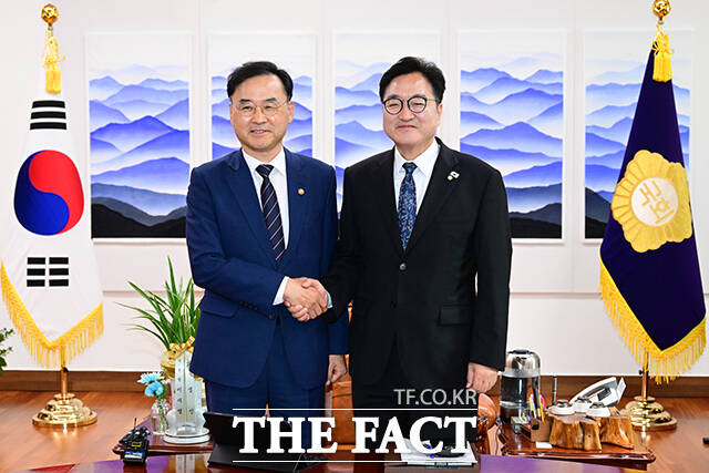 우원식 국회의장(오른쪽)이 25일 오전 서울 여의도 국회의장 집무실에서 차정인 국가교육위원회 위원장을 만나 기념촬영을 하고 있다. /국회=남윤호 기자