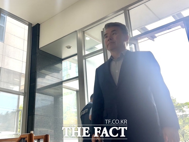 이종섭 전 국방부 장관이 25일 오전 서울 서초구 채상병특검 사무실에 출석하고 있다. /김해인 기자