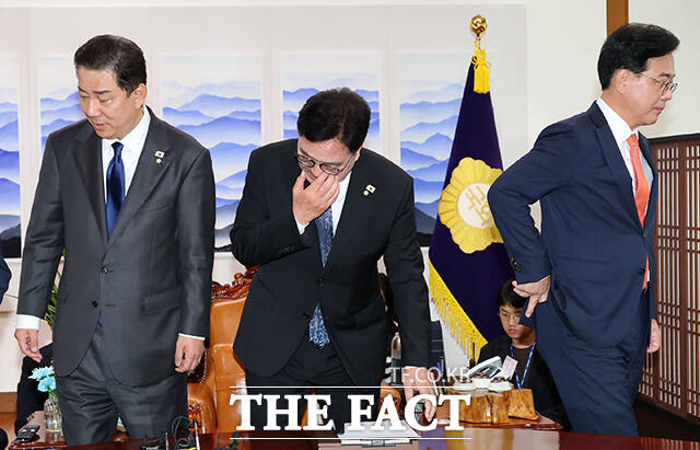 우원식 국회의장(가운데)과 김병기 더불어민주당(왼쪽), 송언석 국민이힘 원내대표가 25일 국회 의장 집무실에서 열린 의장주재 여야 원내대표 회동에서 기념 촬영을 마친 후 자리로 돌아가고 있다. /국회=배정한 기자