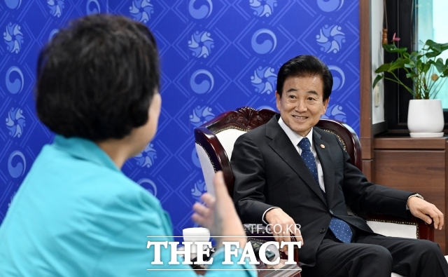 정동영 통일부 장관은 25일 남북은 현실적으로 두 국가라는 입장을 재차 밝히면서도 영구 분단을 의미하는 건 아니라고 강조했다. 사진은 정 장관이 지난 22일 정부서울청사에서 현정은 현대그룹 회장과 면담한 모습. /임영무 기자