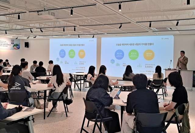 고려아연이 내년 신입 공채 120여명을 포함한 150여명을 신규 채용한다. 고려아연 인사팀 관계자가 대학교 기업설명회 현장에서 발표하는 모습. /고려아연