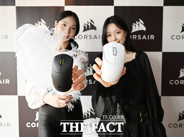 게이머와 크리에이터, PC 빌더를 위한 고성능 PC 부품 기업인 커세어가 25일 오전 서울 서초구 리버서울 선상레스토랑에서 커세어 프로를 위한 깃털처럼 가벼운 신제품 출시 포토 행사를 열고 신제품을 선보이고 있다. /박헌우 기자