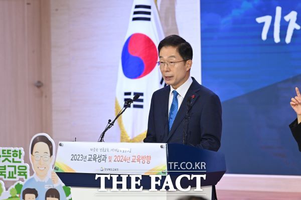 임종식 경북교육감이 27일 새해맞이 기자회견을 열어 2024년 경북교육 추진 방향을 설명하고 있다./경북교육청