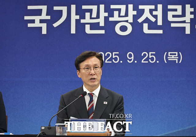 김민석 국무총리는 25일 서울 중구 한국관광공사 서울센터에서 열린 국가관광전략회의에서 콘텐츠-관광-지역경제를 잇는 선순환 구조를 위해 규제 개혁과 정책적 지원을 과감하게 추진하겠다고 밝혔다. 정부는 이날 △방한 관광(인바운드) △국내 관광 △정책·산업 등을 골자로 하는 관광 혁신 3대 전략을 발표했다. /임영무 기자