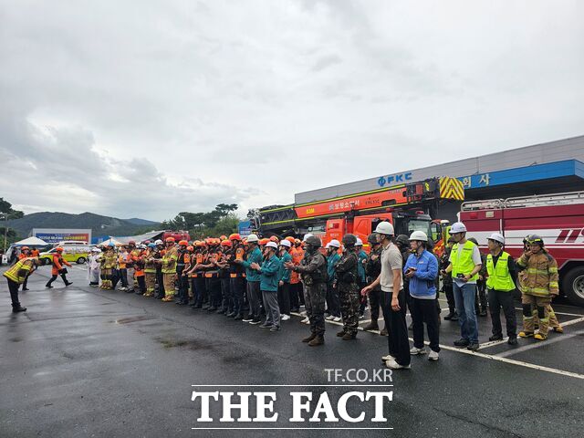 보령시가 다중 재난 상황에 대비하기 위해 충남소방본부, 보령소방서, 보령경찰서, 한전 보령지사, 육군 8361부대 등 250여 명이 참여한 가운데 2025년 재난대비 안전충남훈련을 실시하고 있다. /보령시