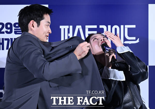 25일 서울 용산구 CGV 용산 아이파크몰에서 영화 퍼스트 라이드의 제작보고회가 열린 가운데, 배우 한선화(오른쪽)가 함께 출연한 강하늘 등 배우들과의 우정을 얘기하며 눈물을 보이자, 강영석이 이를 가려주고 있다. /이새롬 기자