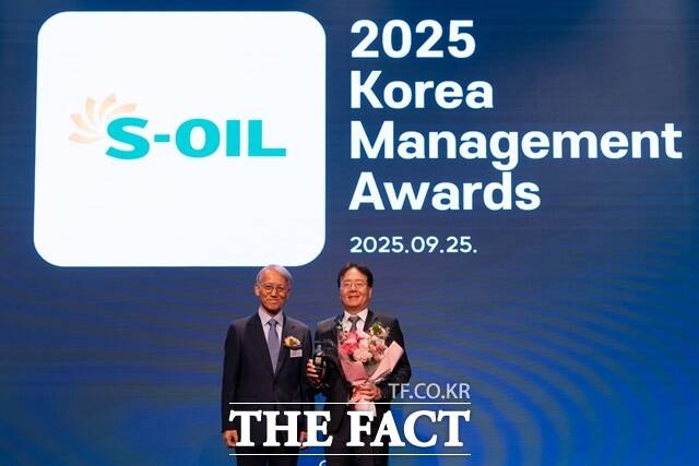 2025 한국경영대상에서 이영호 에쓰오일 영업전략부문장(오른쪽)과 김영기 산업정책연구원 원장이 기념 촬영을 진행중이다. /에쓰오일