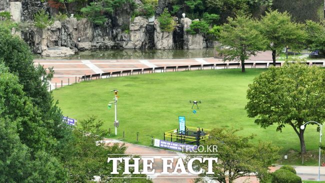 안양시가 운영하는 드론이 병목안 시민공원에 물품을 배송하고 있다./안양시
