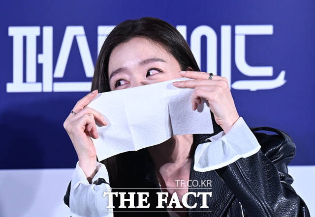 25일 서울 용산구 CGV 용산 아이파크몰에서 영화 퍼스트 라이드의 제작보고회가 열린 가운데, 배우 한선화가 배우들과의 우정을 얘기하며 눈물을 보이고 있다. /이새롬 기자