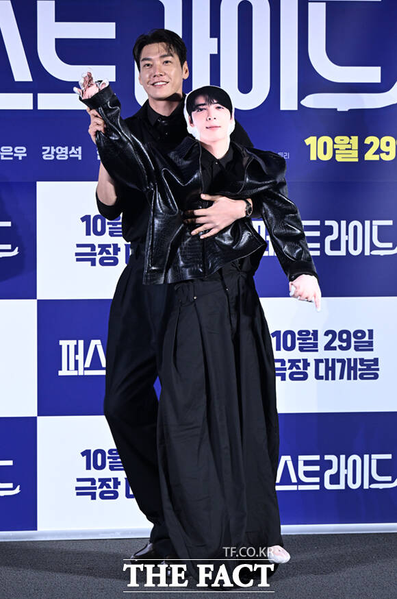 배우 김영광이 25일 서울 용산구 CGV 용산 아이파크몰에서 열린 영화 퍼스트 라이드의 제작보고회에서 군입대로 참석하지 못한 차은우 대신 인형과 포즈를 취하고 있다.