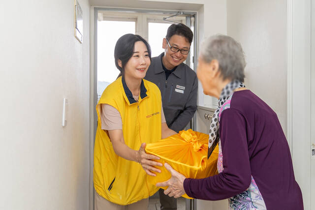 HDC현대산업개발은 25일 천안시 서북구 쌍용종합사회복지관에서 추석을 맞아 지역 내 취약계층을 위한 식료품 기부 행사를 열었다. /HDC현대산업개발