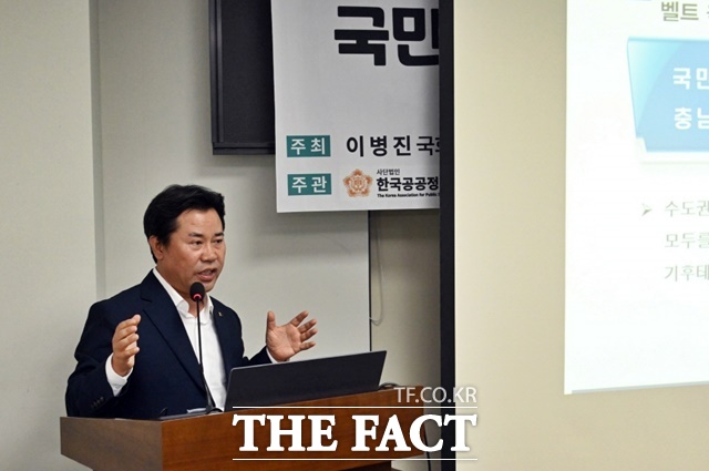 박정현 부여군수가 지난 23일 국회의원회관에서 열린 국민성장펀드 지방발전전략 토론회에서 금강기후테크밸리 조성 계획을 밝히고 있다. /부여군
