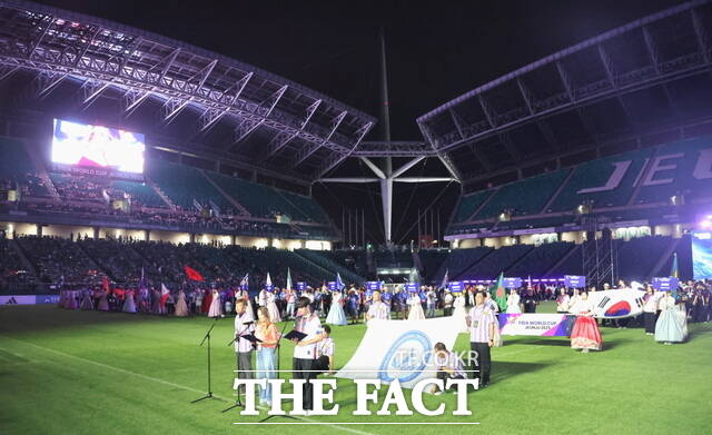 25일 오후 전북 전주월드컵경기장에서 개막한 2025 전주드론축구월드컵(FIDA World Cup Jeonju 2025) 대회에 참가한 선수단 및 심판 대표가 선서를 하고 있다. /전주시