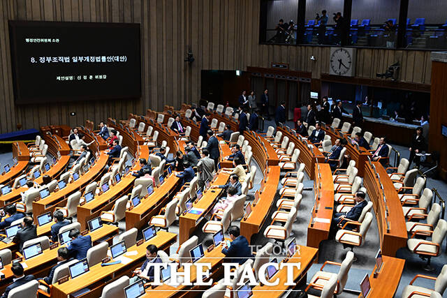 박수민 국민의힘 의원이 정부조직법 개정안에 대한 무제한토론을 하고 있다.