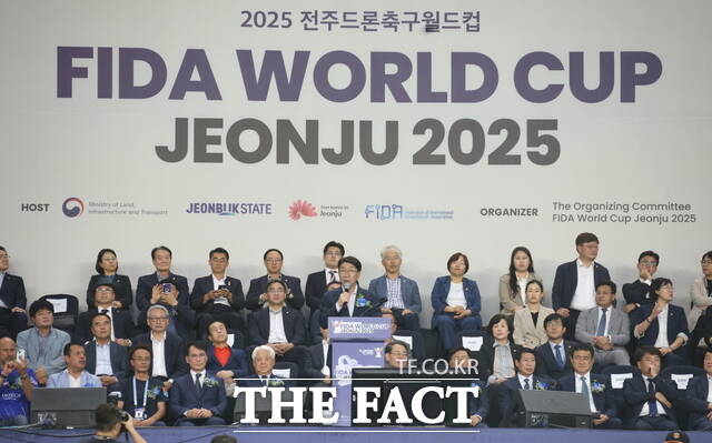 25일 오후 전북 전주월드컵경기장에서 개막한 2025 전주드론축구월드컵(FIDA World Cup Jeonju 2025) 대회의 개막식에서 공동조직위원장인 우범기 전주시장이 개회를 선언하고 있다. /전주시