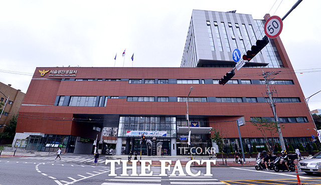 서울 광진구 건대입구역 인근 타로거리 상인들이 노점을 불법으로 철거당했다며 구청장을 경찰에 고소했다. 상인들과 민주노점상전국연합은 25일 광진구청과 김경호 구청장 등을 직권남용과 직무유기 등 혐의로 광진경찰서에 고소·고발했다고 밝혔다. /이선화 기자