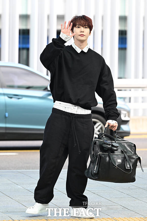 그룹 NCT의 도영이 25일 오전 해외 일정 참석 차 인천 중구 인천국제공항을 통해 네덜란드 암스테르담으로 출국하고 있다. /인천국제공항=서예원 기자